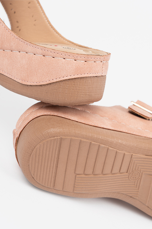 Sandali su bassa piattaforma con... Sandali su bassa piattaforma con...