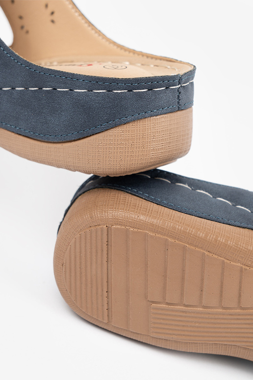 Sandali su bassa piattaforma con... Sandali su bassa piattaforma con...