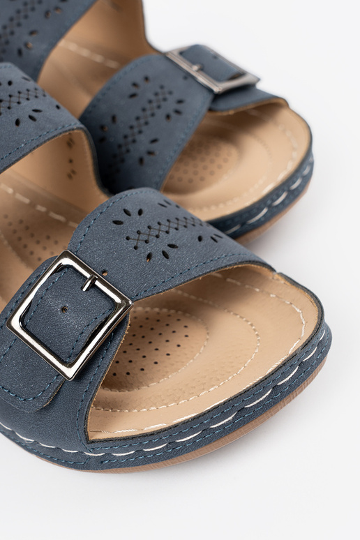 Sandali su bassa piattaforma con... Sandali su bassa piattaforma con...