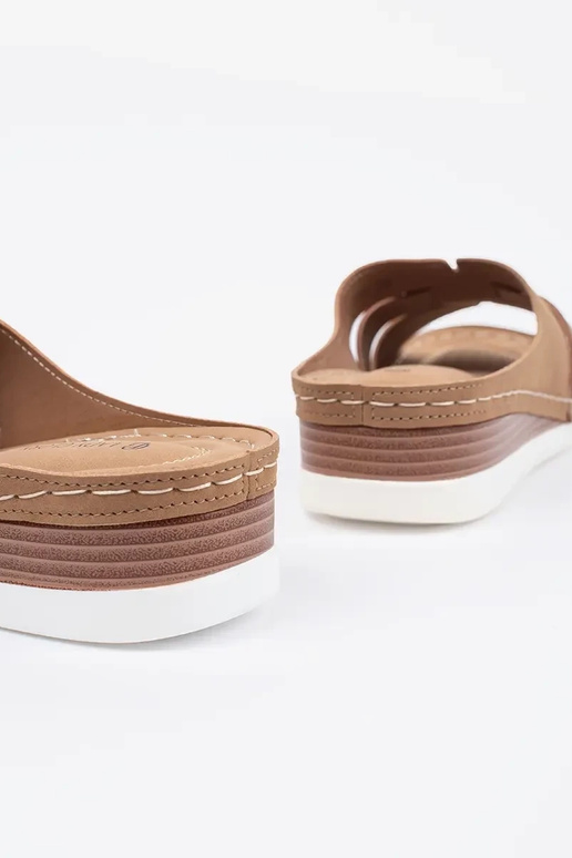 Pantofole comode con zeppa bassa...