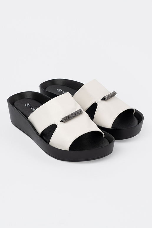 Pantofole bianco-neri su zeppa bassa Pantofole bianco-neri su zeppa bassa