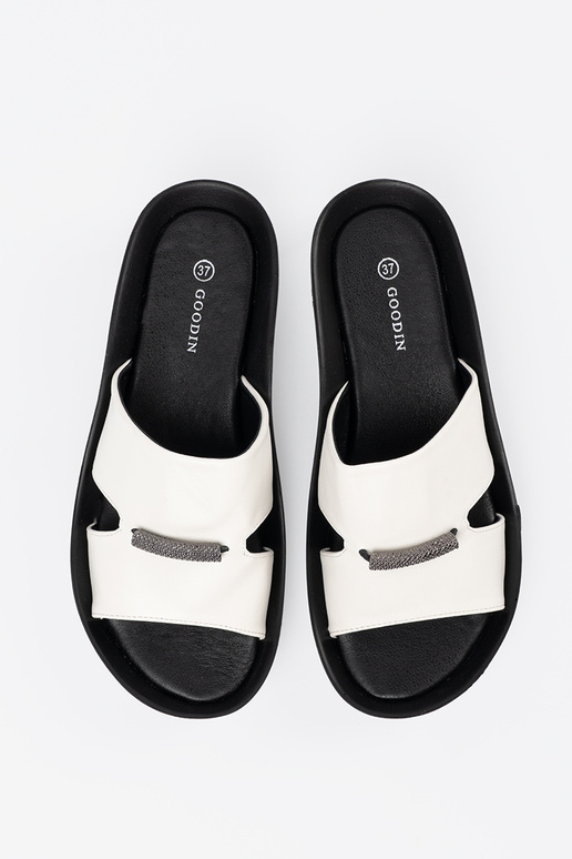 Pantofole bianco-neri su zeppa bassa Pantofole bianco-neri su zeppa bassa