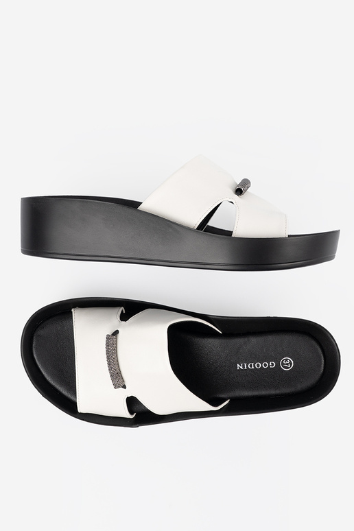 Pantofole bianco-neri su zeppa bassa Pantofole bianco-neri su zeppa bassa