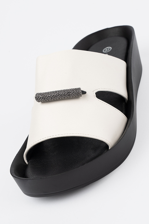 Pantofole bianco-neri su zeppa bassa Pantofole bianco-neri su zeppa bassa