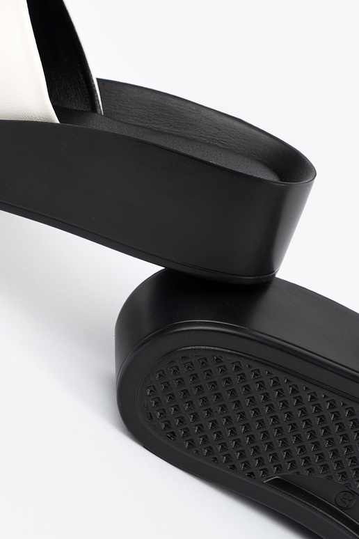 Pantofole bianco-neri su zeppa bassa Pantofole bianco-neri su zeppa bassa