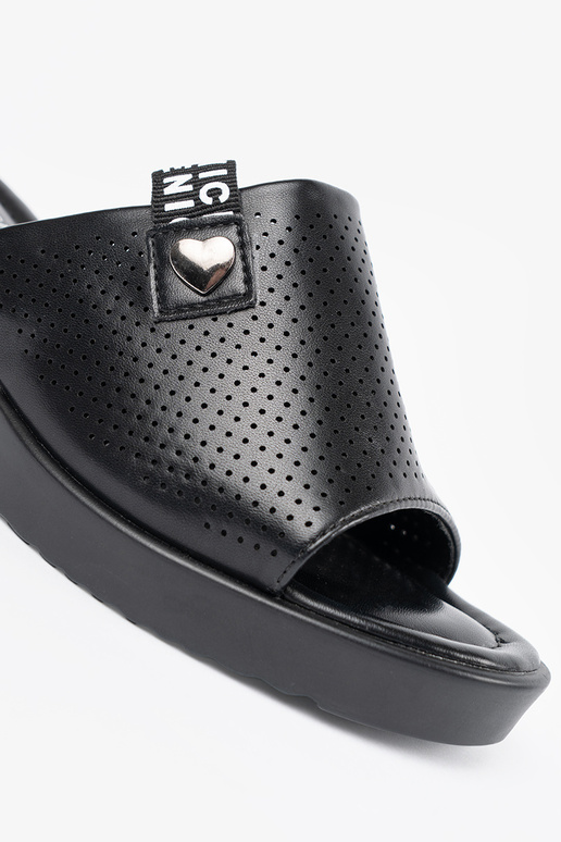Pantofole traforate con piattaforma nere Pantofole traforate con piattaforma nere