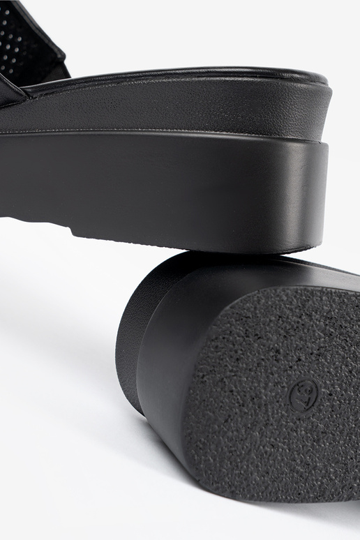 Pantofole traforate con piattaforma nere Pantofole traforate con piattaforma nere