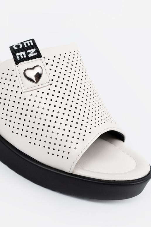 Pantofole traforate con piattaforma... Pantofole traforate con piattaforma...