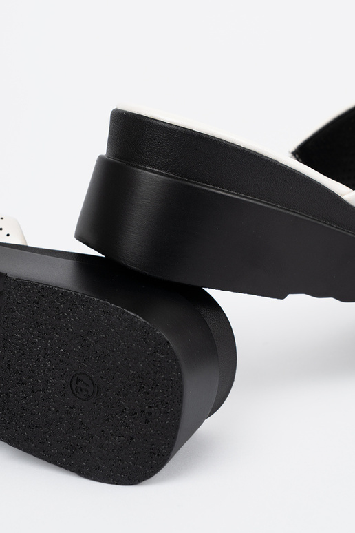 Pantofole traforate con piattaforma... Pantofole traforate con piattaforma...