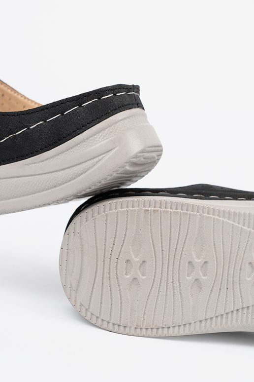 Pantofole comode con attrezzature nere