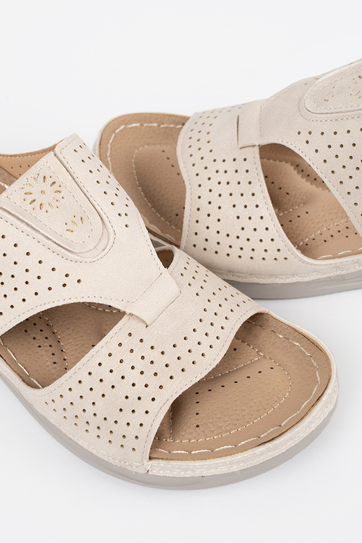 Pantofole comode con attrezzature... Pantofole comode con attrezzature...