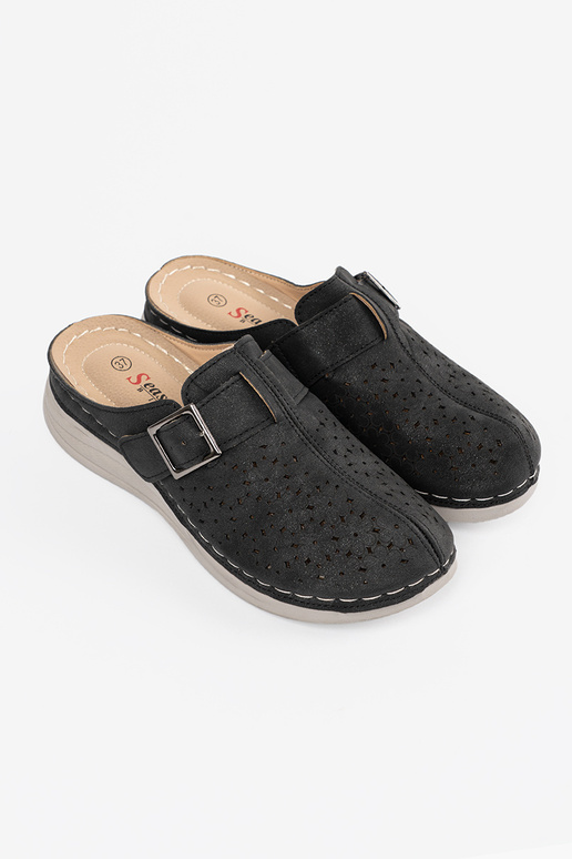 Pantofole con punta chiusa e fibbia nere