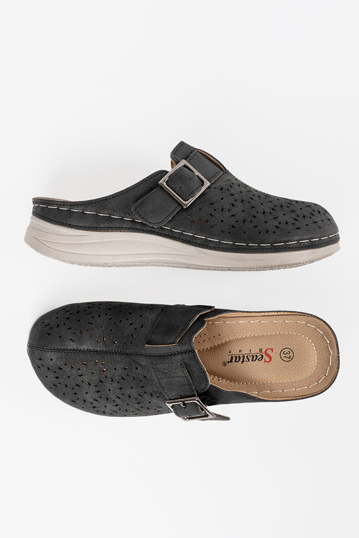 Pantofole con punta chiusa e fibbia nere