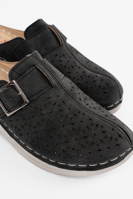 Pantofole con punta chiusa e fibbia nere