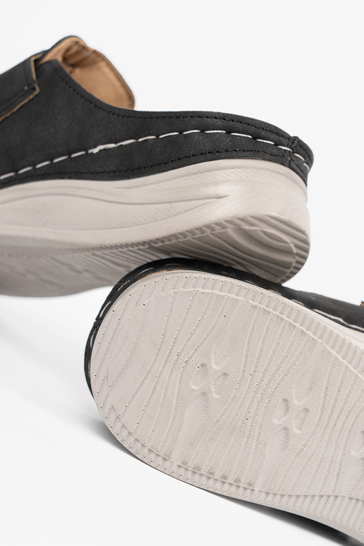 Pantofole con punta chiusa e fibbia nere