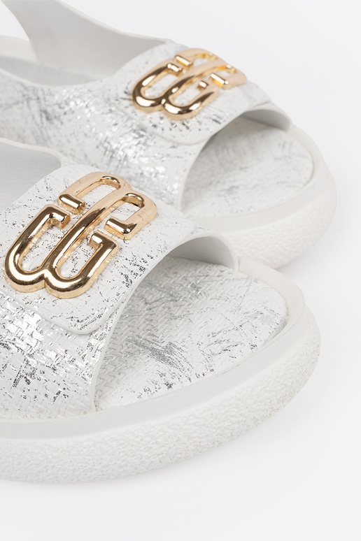 Sandali bianchi con decorazioni Sandali bianchi con decorazioni