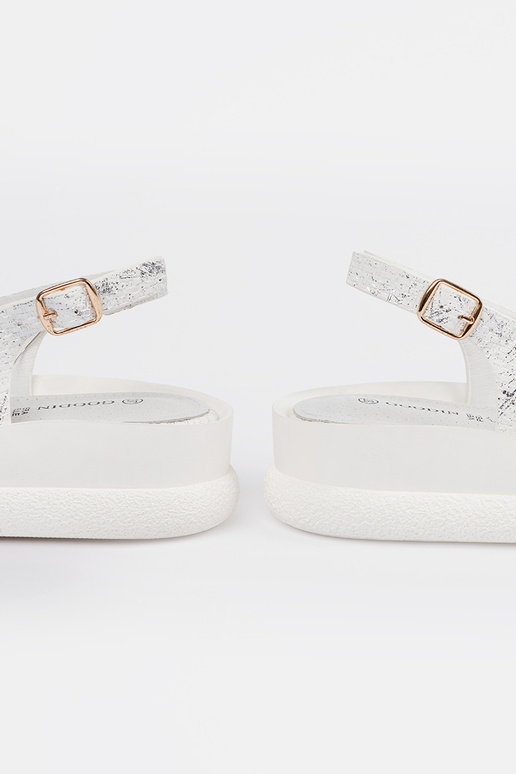 Sandali bianchi con decorazioni Sandali bianchi con decorazioni