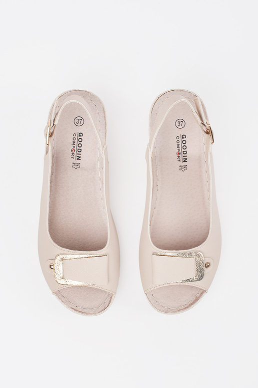 Sandali color avorio con tacco basso Sandali color avorio con tacco basso