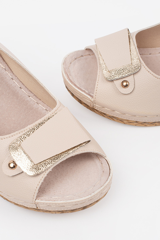 Sandali color avorio con tacco basso Sandali color avorio con tacco basso