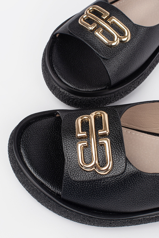 Sandali piatti neri con decorazione Sandali piatti neri con decorazione