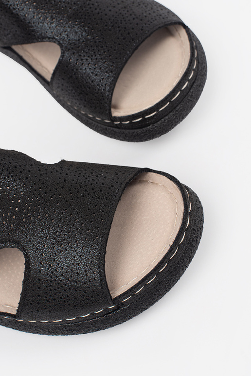 Sandali neri su piattaforma chiara