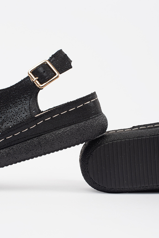 Sandali neri su piattaforma chiara