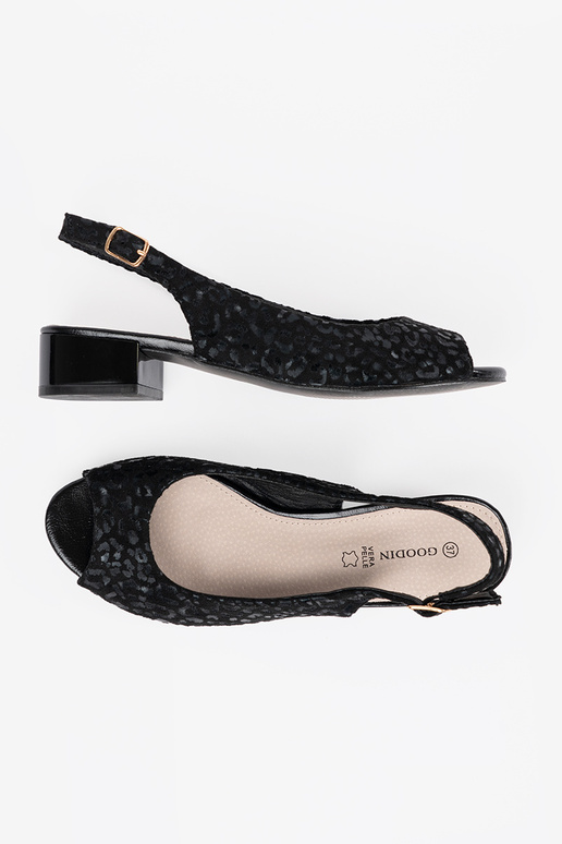 Sandali neri a tacco basso con motivo... Sandali neri a tacco basso con motivo...