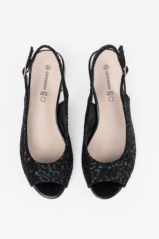 Sandali neri a tacco basso con motivo... Sandali neri a tacco basso con motivo...