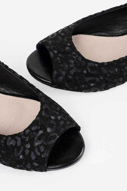 Sandali neri a tacco basso con motivo... Sandali neri a tacco basso con motivo...