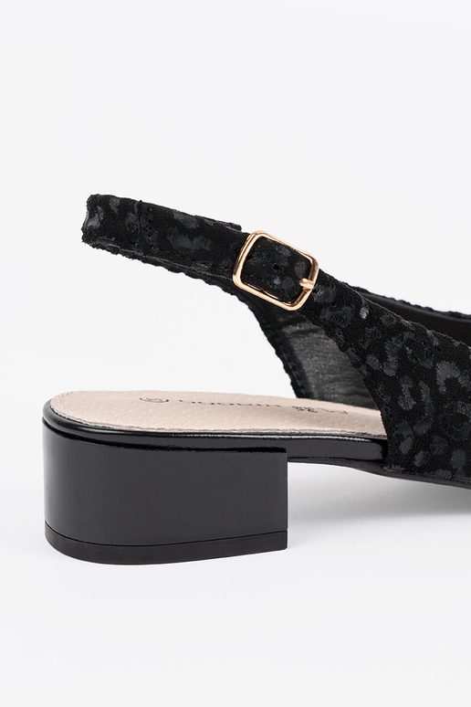 Sandali neri a tacco basso con motivo... Sandali neri a tacco basso con motivo...