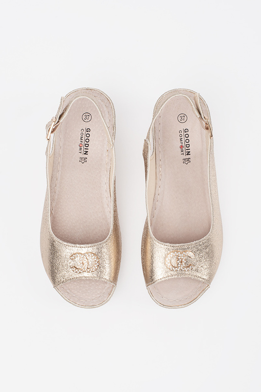 Sandali color oro con tacco a zeppa e... Sandali color oro con tacco a zeppa e...