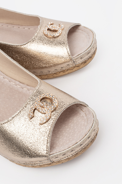 Sandali color oro con tacco a zeppa e... Sandali color oro con tacco a zeppa e...