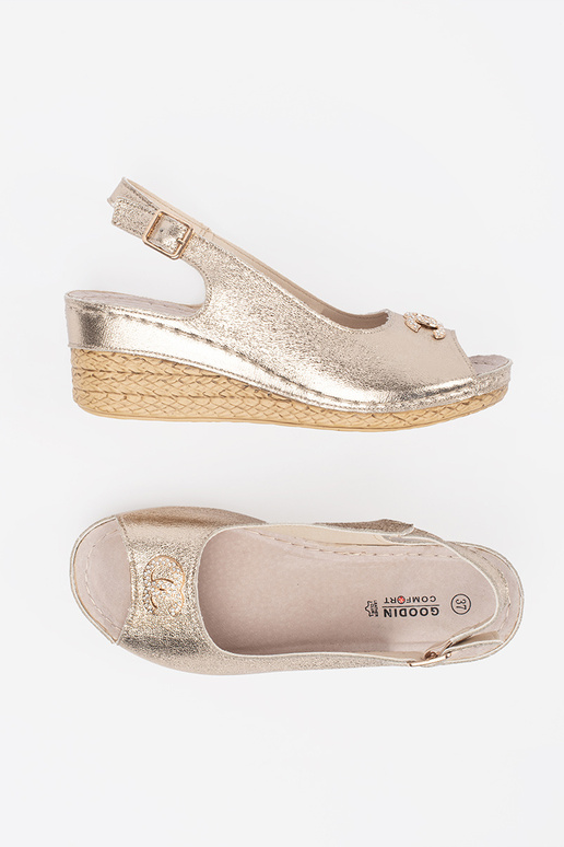 Sandali color oro con tacco a zeppa e... Sandali color oro con tacco a zeppa e...