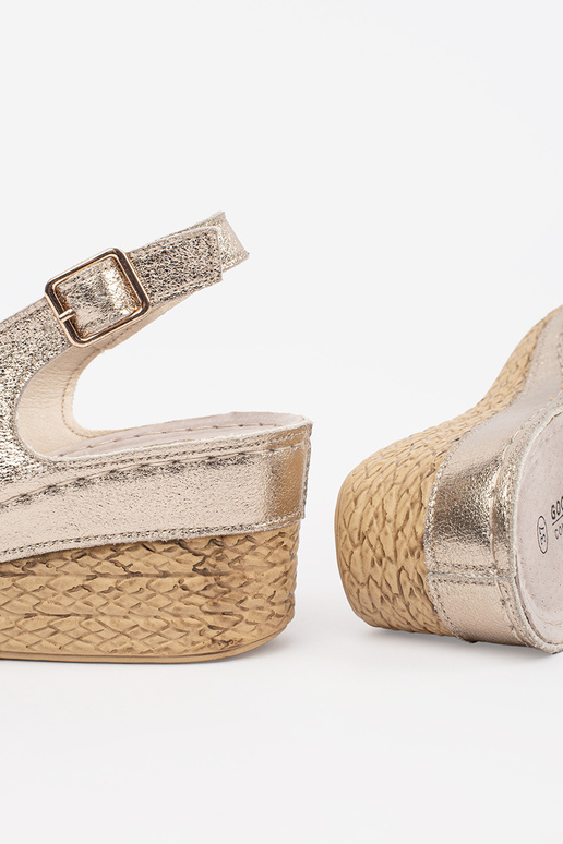 Sandali color oro con tacco a zeppa e... Sandali color oro con tacco a zeppa e...