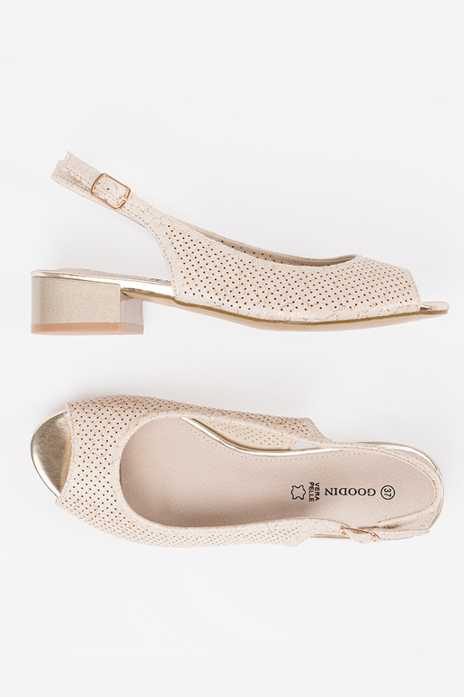 Sandali a giorno color avorio a tacco... Sandali a giorno color avorio a tacco...