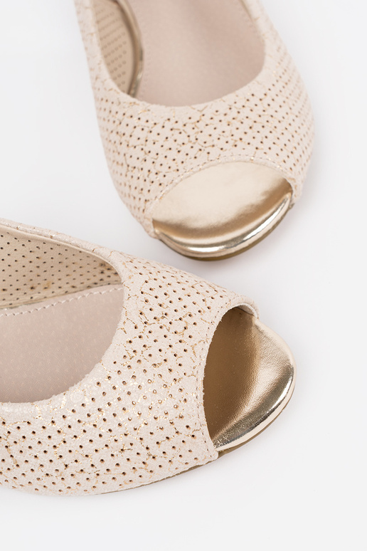 Sandali a giorno color avorio a tacco... Sandali a giorno color avorio a tacco...