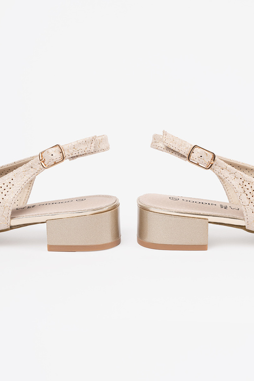 Sandali a giorno color avorio a tacco... Sandali a giorno color avorio a tacco...