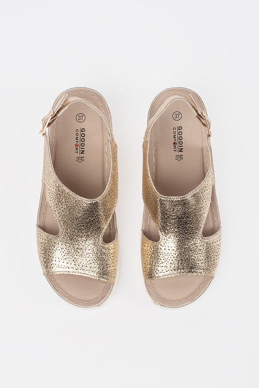 Sandali color oro su piattaforma chiara