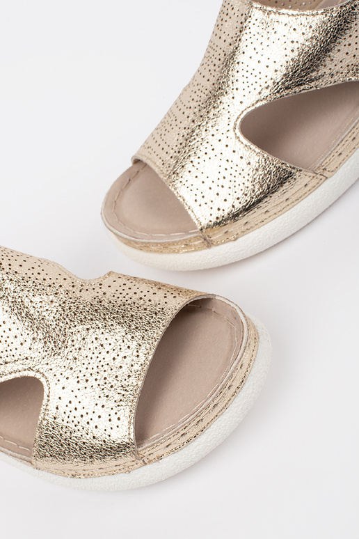Sandali color oro su piattaforma chiara
