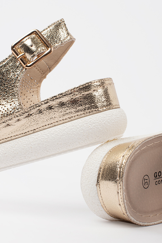 Sandali color oro su piattaforma chiara