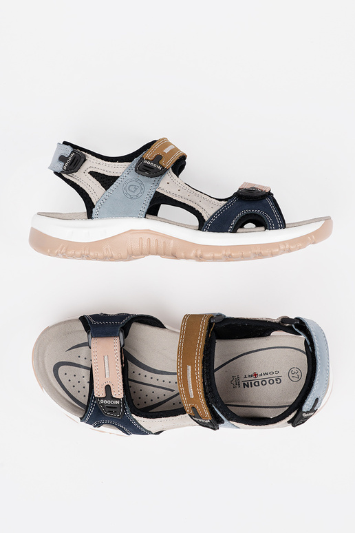 Sandali sportivi di vari colori