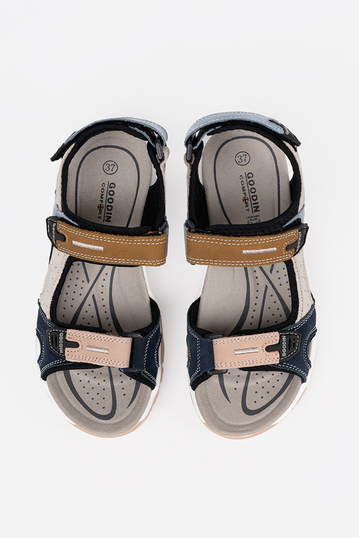 Sandali sportivi di vari colori