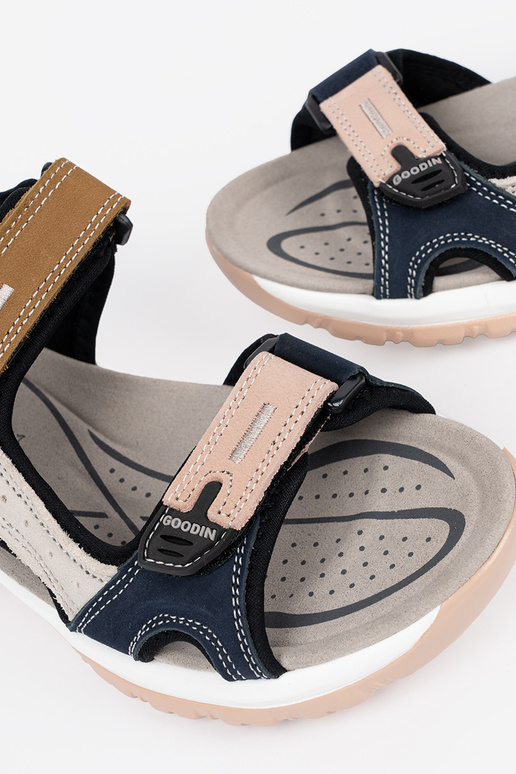 Sandali sportivi di vari colori