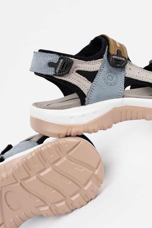 Sandali sportivi di vari colori