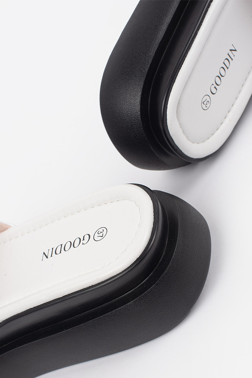 Pantofole comode bianche e nere con...