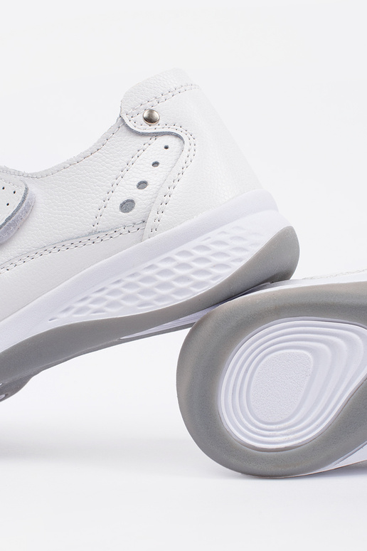 Sandali bianchi in pelle con design... Sandali bianchi in pelle con design...