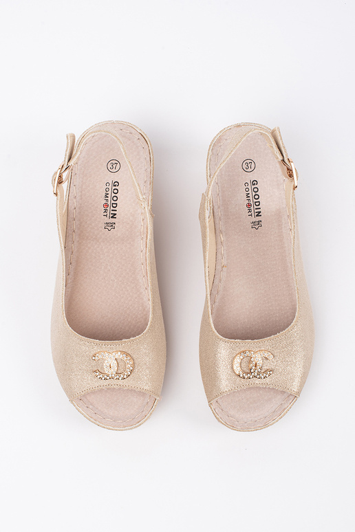 Sandali color avorio con zeppa e fibbia Sandali color avorio con zeppa e fibbia