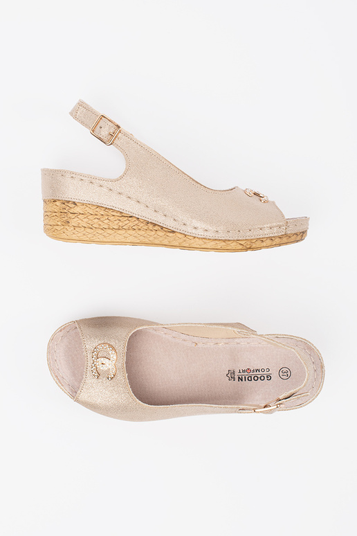 Sandali color avorio con zeppa e fibbia Sandali color avorio con zeppa e fibbia