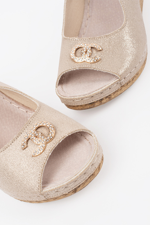 Sandali color avorio con zeppa e fibbia Sandali color avorio con zeppa e fibbia