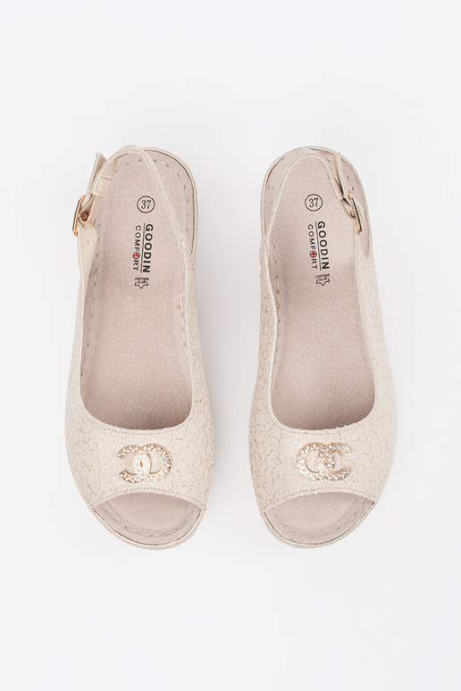 Sandali color sabbia con zeppa e fibbia Sandali color sabbia con zeppa e fibbia